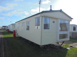 Sealands Everglade II:- 6 Berth, Central Heated Access to the beach