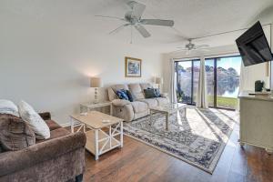 3 Mi to Surfside Beach and Pier Townhome with Balcony