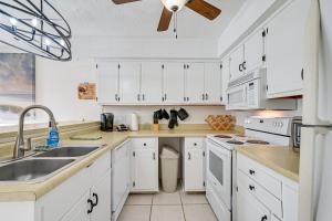 3 Mi to Surfside Beach and Pier Townhome with Balcony