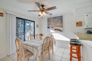 3 Mi to Surfside Beach and Pier Townhome with Balcony