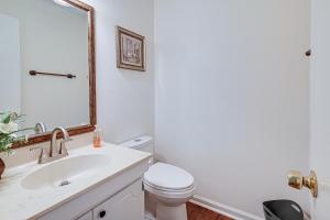 3 Mi to Surfside Beach and Pier Townhome with Balcony