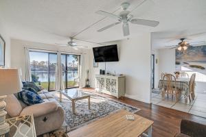 3 Mi to Surfside Beach and Pier Townhome with Balcony