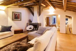 Penthouse Pantheon apartment with Terrace 2BR 2BA