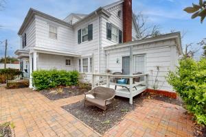 5BR Dog-Friendly Historic Home with Yard and AandC