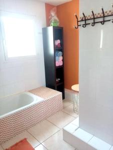 Maisons de vacances Maison de 3 chambres avec terrasse et wifi a Lunel : photos des chambres