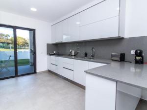 Bonjour House - Sea View & Pool and Garden & BBQ