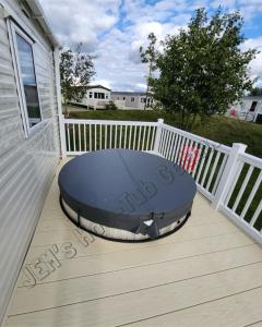 JEMs Hot-Tub Getaways 6 berth at Tattershall Lakes