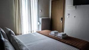 Standard Twin Room with Mountain View room in Guesthouse Batalogianni