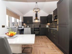 The Swans Nest Lock View