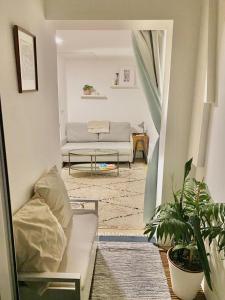 Modern flat & balcony in historic West Kensington