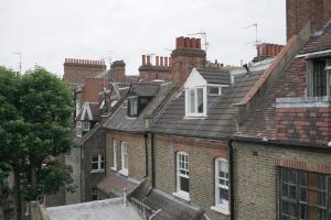 Modern flat & balcony in historic West Kensington