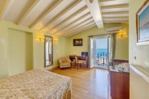 Superior Suite with Balcony and Sea View