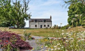 Oysterlow - A beautiful country cottage with estuary views and enclosed garden