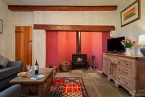 Oysterlow - A beautiful country cottage with estuary views and enclosed garden