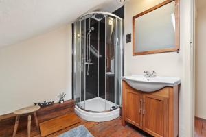 Oysterlow - A beautiful country cottage with estuary views and enclosed garden