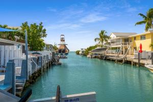 Waterfront with Boat LiftKayaks and Hot Tub