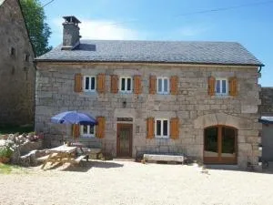 Maison de Caractère Rénovée, 4 Ch, 9 Pers, Jardin, Cheminée, Animaux Acceptés, 15320 Val d'Arcomie - FR-1-742-363 - 绍德艾格