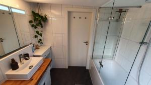 Modern 2.5 Bedroom Duplex Apartment near Messe, Airport, Arena