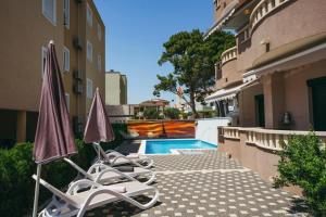 Charmante Ferienwohnung in Promajna mit Terrasse und gemeinschaftlichem Pool und Neben dem Strand