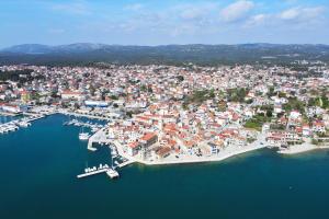 Apartments Anmalu with Jacuzzi