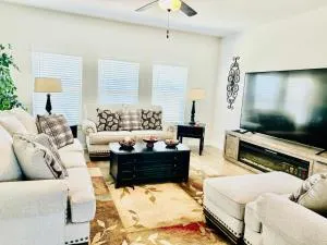 Modern, Serene 4BD, 2.5BA Near JBSA - 环球市