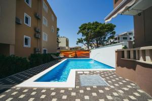 Tolles Appartement in Promajna mit gemeinschaftlichem Pool und Terrasse und Neben dem Strand