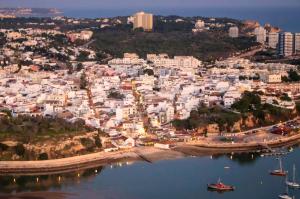 Spacious apartment in Alvor - 100 m² with shared pool