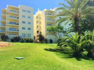 Spacious apartment in Alvor - 100 m² with shared pool