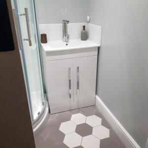 Modern 1-bed apartment, plus parking, near Oxford and the JR