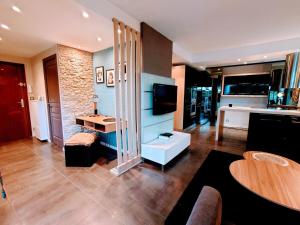 SUNRISE & SUNSET PALM BEACH CROISETTE