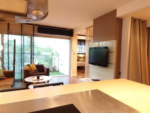 SUNRISE & SUNSET PALM BEACH CROISETTE