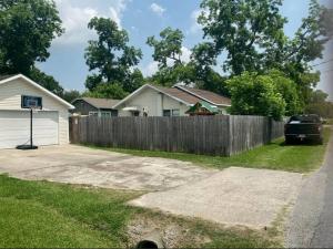 Spacious 5BRs for Rent in Groves!