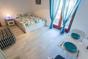 Gästezimmer für drei Personen mit Blick auf den Pinienwald