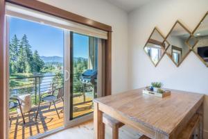 Suncadia Village Chalet Near Pool with Game Room, Fireplace, and Exclusive Resort Pool Access