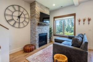 Suncadia Village Chalet Near Pool with Game Room, Fireplace, and Exclusive Resort Pool Access
