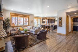 Suncadia 4 Bdrm Lodge Inspired Townhome on Driving Range