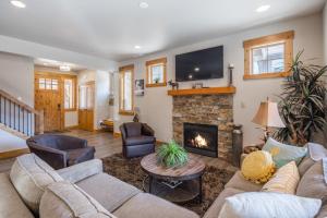 Suncadia 4 Bdrm Lodge Inspired Townhome on Driving Range