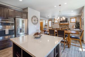 Suncadia 4 Bdrm Lodge Inspired Townhome on Driving Range