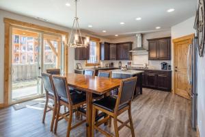 Suncadia 4 Bdrm Lodge Inspired Townhome on Driving Range