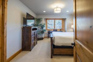 Suncadia 4 Bdrm Lodge Inspired Townhome on Driving Range