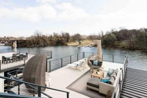 Luxury Lake LBJ Waterfront Home with Hot Tub and Boat Slip - Ubytování bez kategorie ve městě Kingsland
