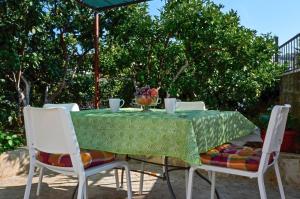 Ferienwohnung in Slatine mit Garten, Grill und Terrasse
