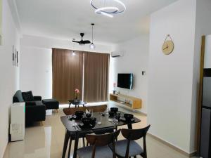 Una Cozy House Near Jonker and Heritage