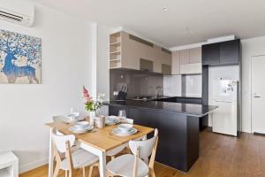 A Comfy 2BR Apt w City Views Near Southern Cross