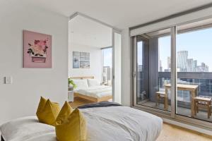 A Comfy 2BR Apt w City Views Near Southern Cross