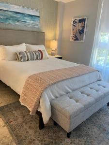 Cozy 1 bedroom unit located in a Condo Hotel in the heart of Coconut Grove Free Parking