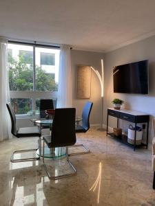 Cozy 1 bedroom unit located in a Condo Hotel in the heart of Coconut Grove Free Parking