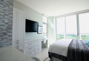 Coconut Grove 21st Floor Private Studio-Parking & WIFI included