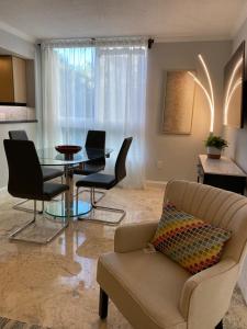 Cozy 1 bedroom unit located in a Condo Hotel in the heart of Coconut Grove Free Parking