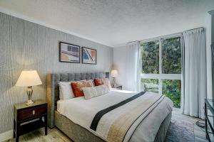 Cute 1 bedroom unit located in Condo Hotel in the heart of Coconut Grove Free Parking